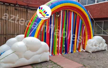 arco inflable arcoiris con nubes